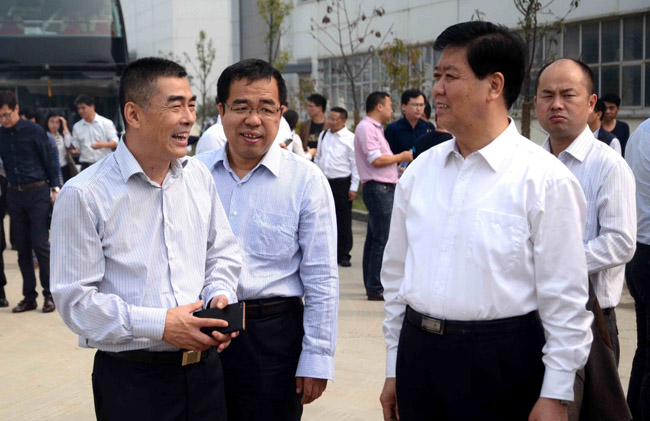 李总热情接待赵家生副会长和参会企业家代表参观宜昌南玻多晶硅及硅片生产基地