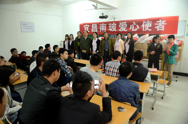 宜昌南玻志愿者向天海特教学校捐赠学习、生活物资