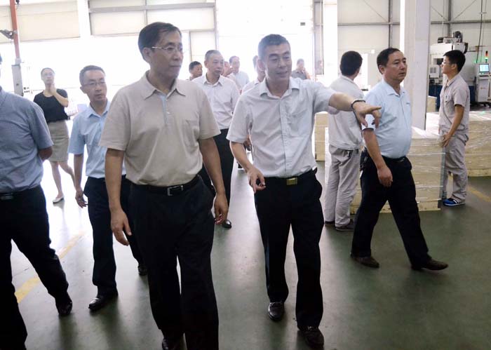 李总陪同兰副市长在硅片车间调研
