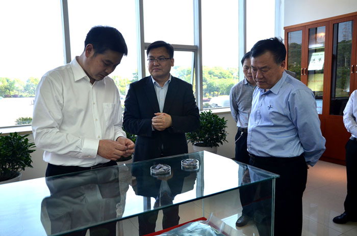 宜昌硅材料总经理张鹏热情接待了张市长一行